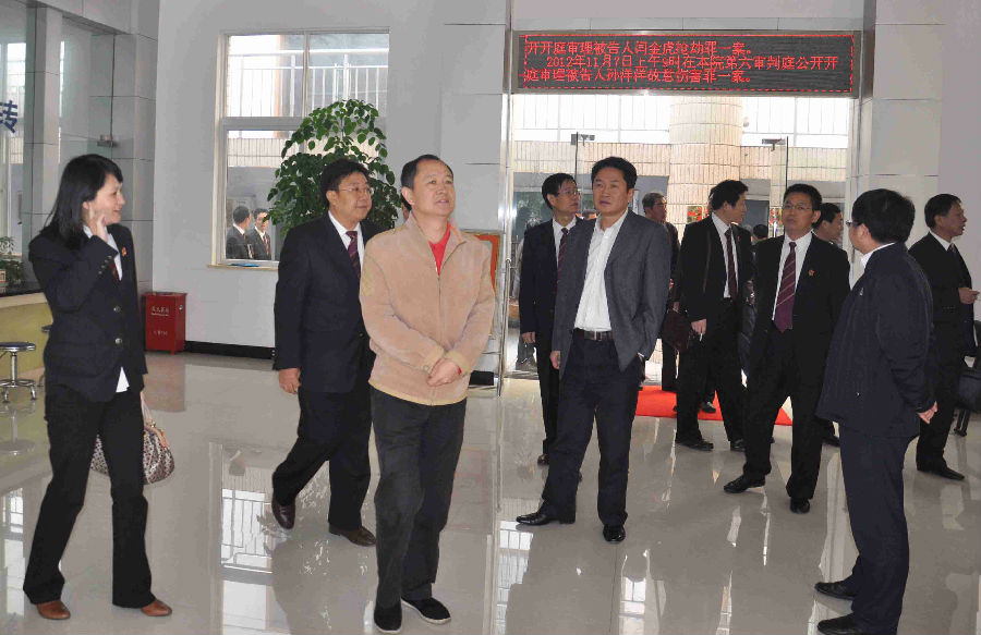 与会人员在市中院领导的带领下参观襄州法院管理工作.jpg