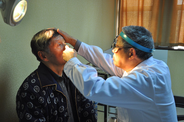 图为襄州区法院干警在体检中心接受健康体检_副本.jpg