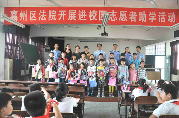 法官志愿者与接受帮扶的贫困学子合影.jpg