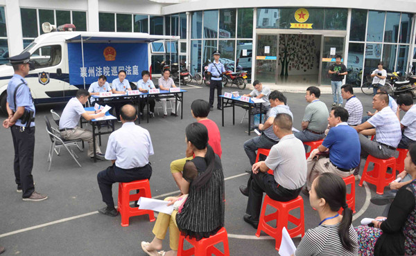 驻村法官就地开庭审理一起担保合同纠纷案.jpg
