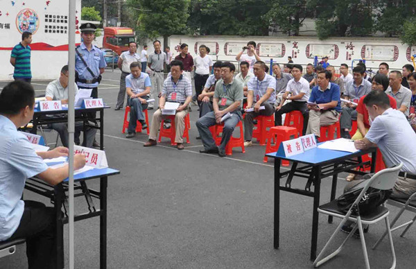 政协委员和社区群众旁听庭审.jpg