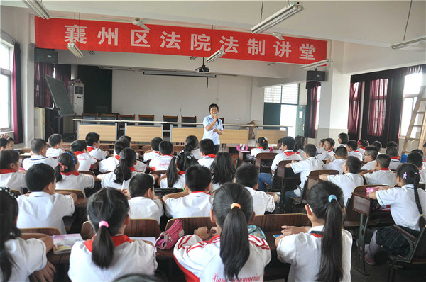 襄州法院流动法制讲堂进校园.jpg