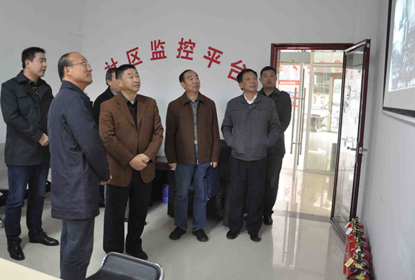 杨建强等一行查看红星社区监控平台建设.jpg