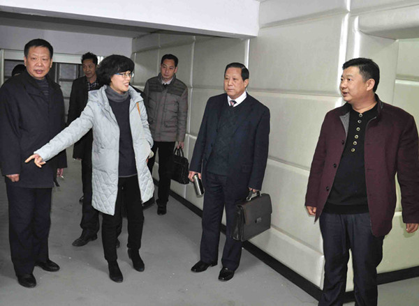 市人大法工委主任霍焰(前左二)一行查看襄州法院庭审保障设施建设.jpg