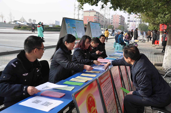 图一，襄州法院青年志愿者上街宣传诉讼知识_副本.jpg