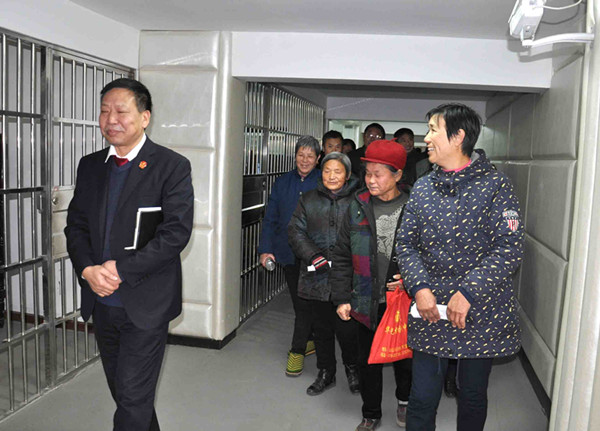 图四，市民代表参观庭审保障场所_副本.jpg