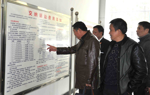 图五，代表、委员参观法院诉讼服务中心_副本.jpg