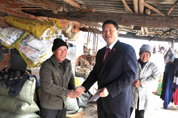 2月5日（腊月27日），襄州区法院扶贫工作队来到襄州区黄龙镇丁湾村，向结对帮扶的丁湾村贫困户送去慰问金_副本.jpg