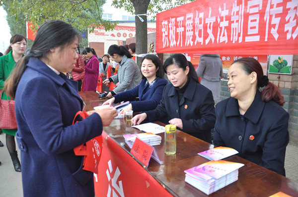图二，法官志愿者接受群众咨询_副本.jpg
