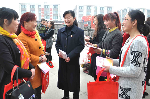 图三，襄州法院志愿者向群众讲解妇女维权知识_副本.jpg