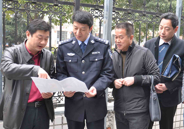 图一，区委常委、政法委第一副书记、公安分局局长裴东海（左二）了解诉讼服务中心改建情况._副本.jpg