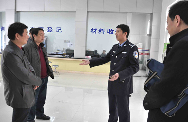 图二，区委常委、政法委第一副书记、公安分局局长裴东海（右二）在立案窗口调研_副本.jpg
