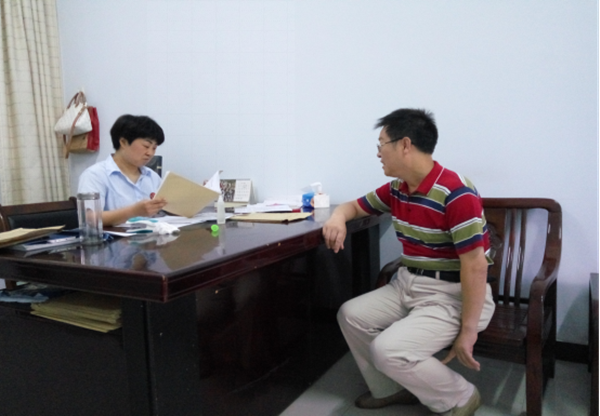 图三，上午庭审结束后，张法官的办公室，来访人员骆驿不绝_副本.png
