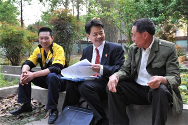 唐应忠在办案中.jpg