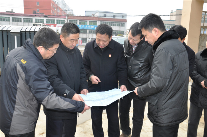 杨建强等一行察看伙牌法庭新址工地.jpg